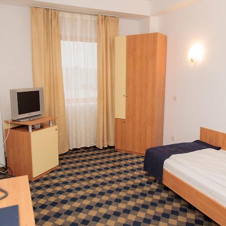 Plus Hotel Craiova Chambre photo