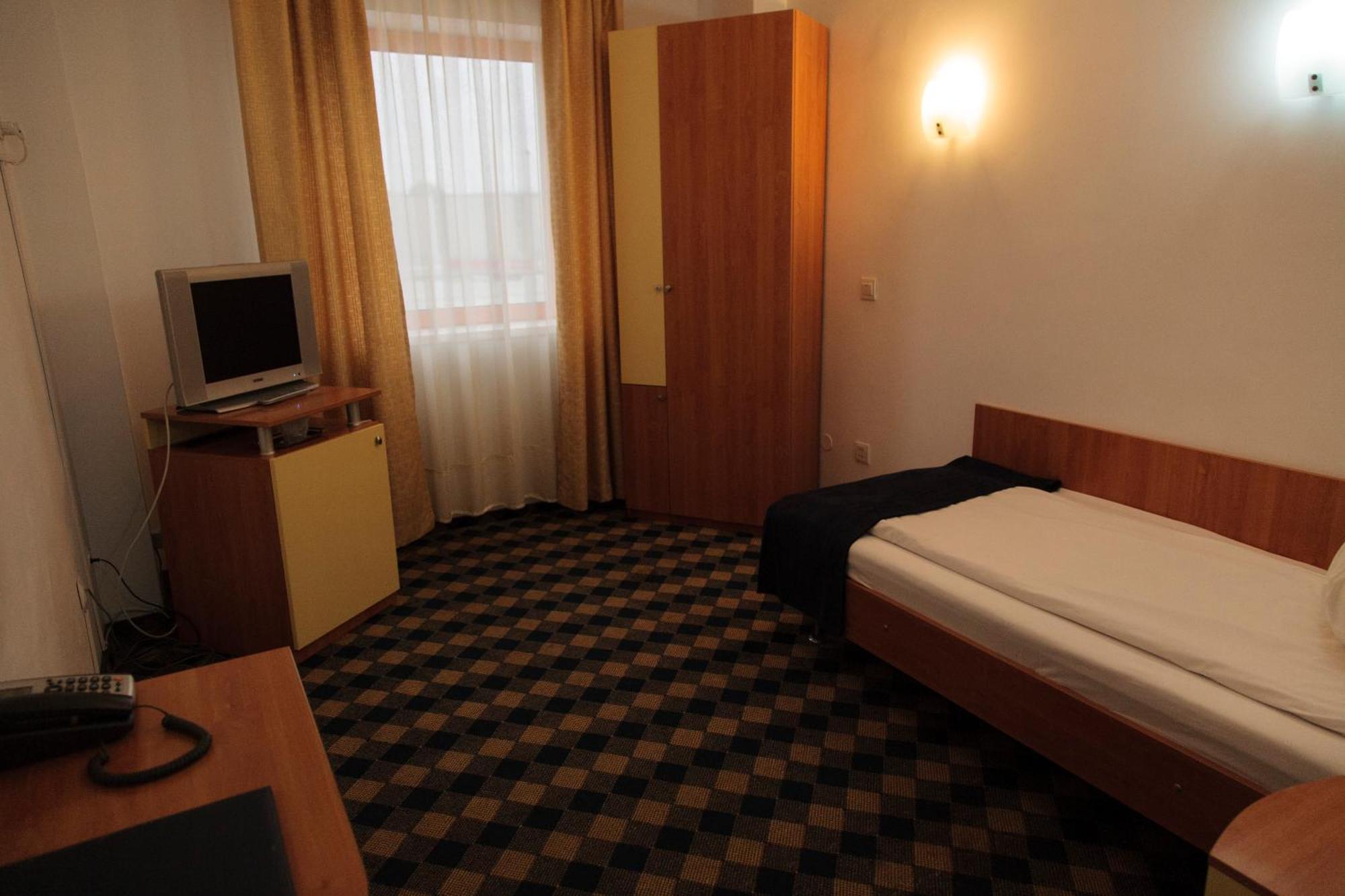 Plus Hotel Craiova Chambre photo