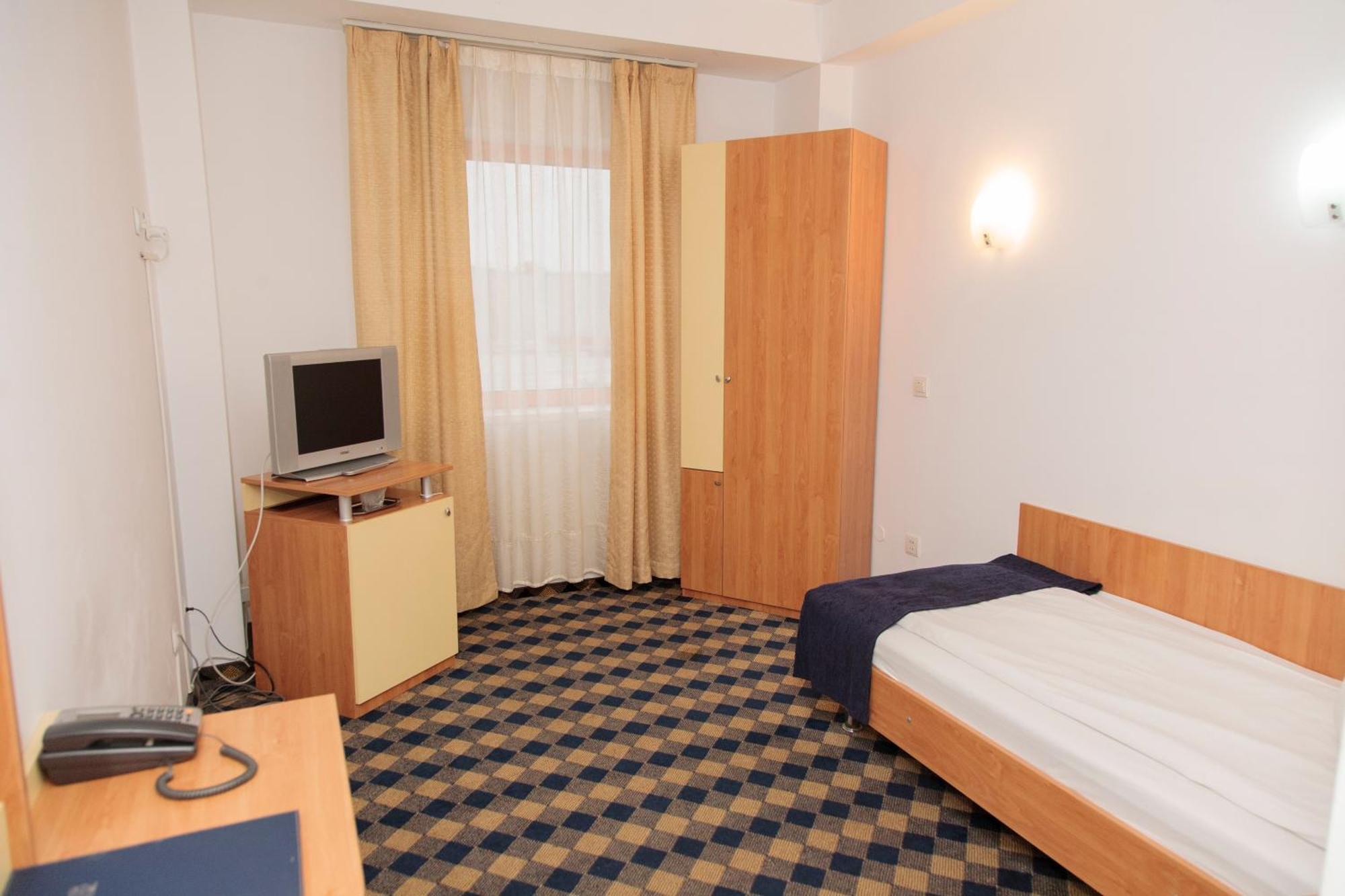 Plus Hotel Craiova Chambre photo