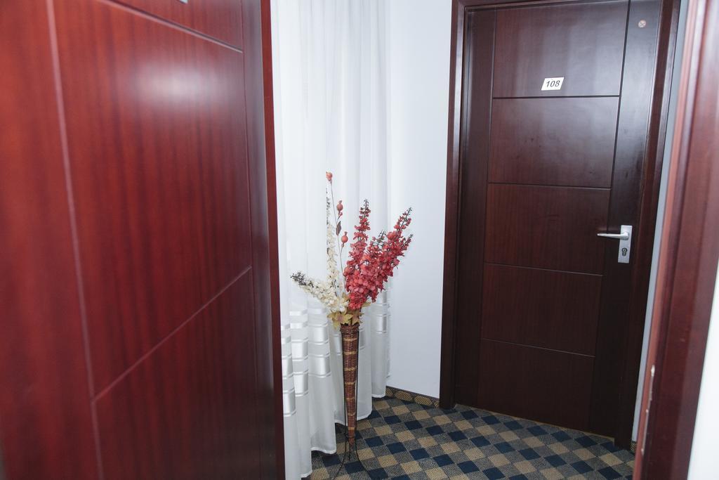Plus Hotel Craiova Extérieur photo