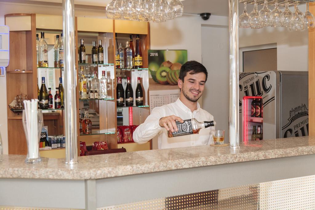 Plus Hotel Craiova Extérieur photo