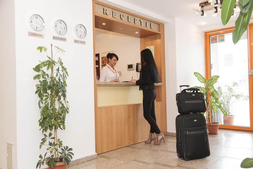 Plus Hotel Craiova Extérieur photo