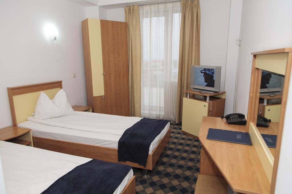 Plus Hotel Craiova Chambre photo